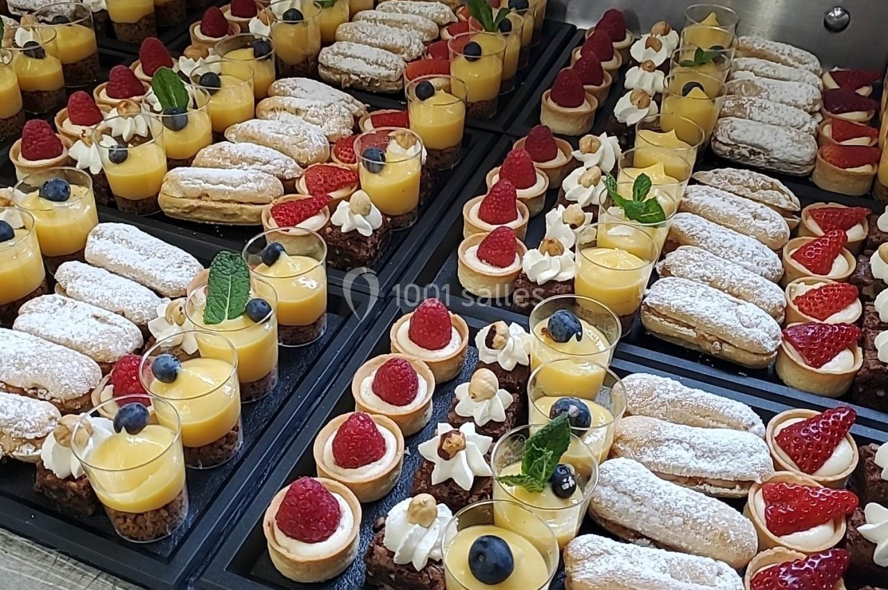 Plateaux de desserts variés comprenant éclairs, verrines au citron, tartelettes aux fruits rouges et pâtisseries décorées.