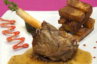 Camion noir de traiteur ’Le Quai Fleuri’ garé devant un bâtiment, avec des visuels de prestations culinaires.