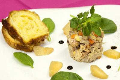 Camion noir de traiteur ’Le Quai Fleuri’ garé devant un bâtiment, avec des visuels de prestations culinaires.