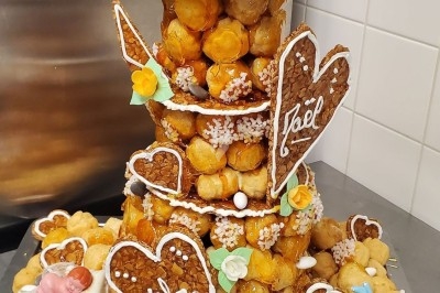 Camion noir de traiteur ’Le Quai Fleuri’ garé devant un bâtiment, avec des visuels de prestations culinaires.