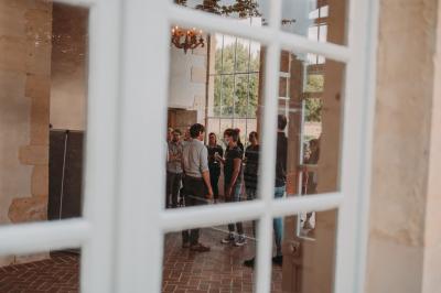 Écran lumineux affichant des images colorées dans un jardin fleuri à la tombée de la nuit.