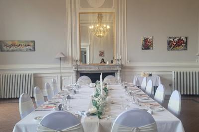 Façade d'un hôtel ancien à plusieurs étages, avec des fenêtres symétriques et un ciel bleu dégagé en arrière-plan.