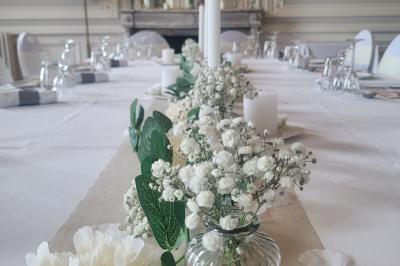 Façade d'un hôtel ancien à plusieurs étages, avec des fenêtres symétriques et un ciel bleu dégagé en arrière-plan.