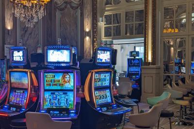 Façade d'un hôtel ancien à plusieurs étages, avec des fenêtres symétriques et un ciel bleu dégagé en arrière-plan.