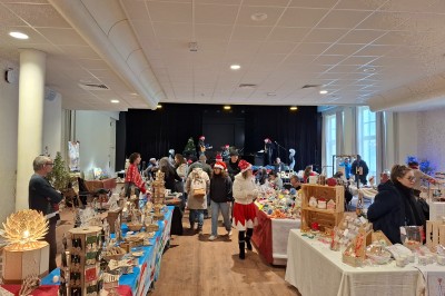 Salle de conférence lumineuse avec tables disposées en U, écran de projection et grandes fenêtres donnant sur l'extérieur.