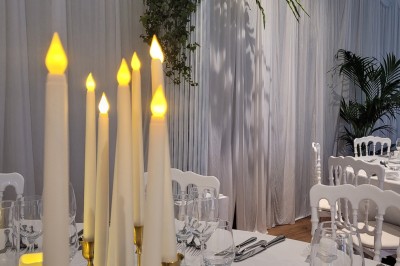 Salle de conférence lumineuse avec tables disposées en U, écran de projection et grandes fenêtres donnant sur l'extérieur.