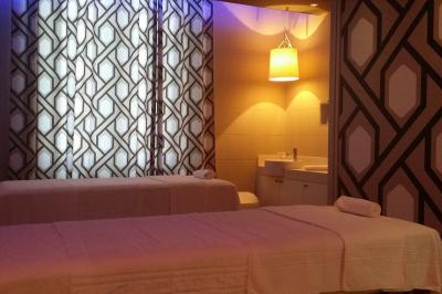 Façade d'un hôtel ancien à plusieurs étages, avec des fenêtres symétriques et un ciel bleu dégagé en arrière-plan.