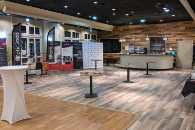 Façade d'un hôtel ancien à plusieurs étages, avec des fenêtres symétriques et un ciel bleu dégagé en arrière-plan.