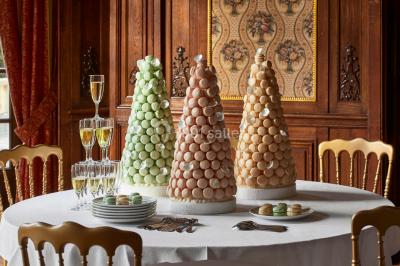 Un couple en tenue de mariage se tient devant une porte illuminée, entouré de briques et de végétation.