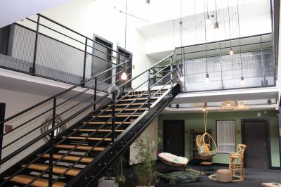 Buffet de petit-déjeuner avec viennoiseries, confitures, pains et boissons, près d'une baie vitrée donnant sur un jardin.