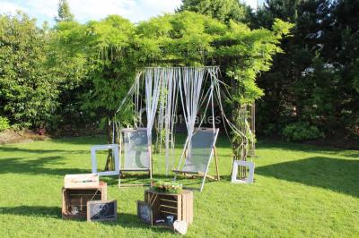 Buffet de petit-déjeuner avec viennoiseries, confitures, pains et boissons, près d'une baie vitrée donnant sur un jardin.