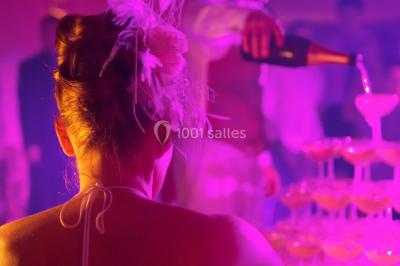 Buffet de petit-déjeuner avec viennoiseries, confitures, pains et boissons, près d'une baie vitrée donnant sur un jardin.