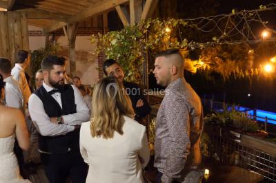 Buffet de petit-déjeuner avec viennoiseries, confitures, pains et boissons, près d'une baie vitrée donnant sur un jardin.