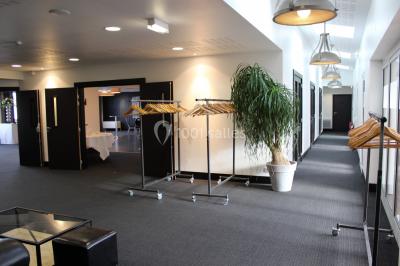 Buffet de petit-déjeuner avec viennoiseries, confitures, pains et boissons, près d'une baie vitrée donnant sur un jardin.