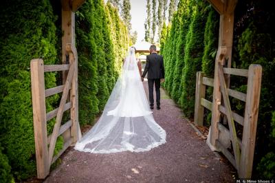 Buffet de petit-déjeuner avec viennoiseries, confitures, pains et boissons, près d'une baie vitrée donnant sur un jardin.
