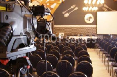 Miniature Location salle Hem (Nord) - L'Auberge du Tilleul #5 Table de buffet avec plats chauds et froids, dans une salle lumineuse avec colonnes et invités debout en arrière-plan.