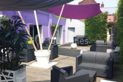 Miniature Location salle Hem (Nord) - L'Auberge du Tilleul #10 Table de buffet avec plats chauds et froids, dans une salle lumineuse avec colonnes et invités debout en arrière-plan.