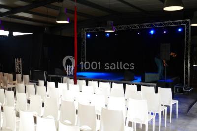 Miniature Location salle Hem (Nord) - L'Auberge du Tilleul #6 Table de buffet avec plats chauds et froids, dans une salle lumineuse avec colonnes et invités debout en arrière-plan.