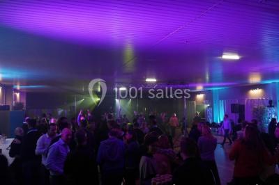 Miniature Location salle Hem (Nord) - L'Auberge du Tilleul #11 Table de buffet avec plats chauds et froids, dans une salle lumineuse avec colonnes et invités debout en arrière-plan.