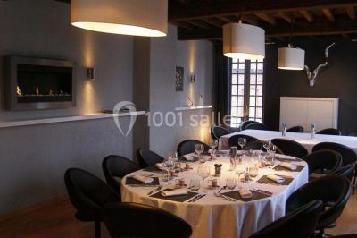 Miniature Location salle Hem (Nord) - L'Auberge du Tilleul #3 Table de buffet avec plats chauds et froids, dans une salle lumineuse avec colonnes et invités debout en arrière-plan.
