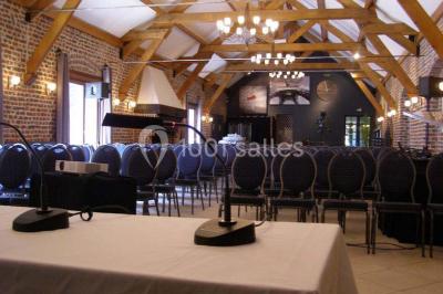 Miniature Location salle Hem (Nord) - L'Auberge du Tilleul #2 Table de buffet avec plats chauds et froids, dans une salle lumineuse avec colonnes et invités debout en arrière-plan.