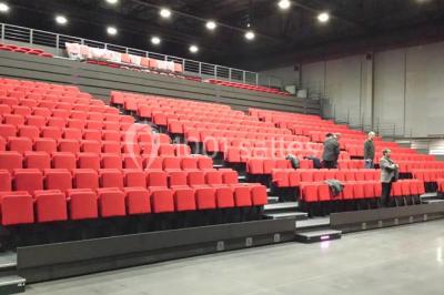 Miniature Location salle Hem (Nord) - L'Auberge du Tilleul #12 Table de buffet avec plats chauds et froids, dans une salle lumineuse avec colonnes et invités debout en arrière-plan.