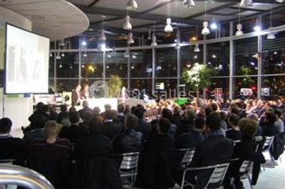 Miniature Location salle Hem (Nord) - L'Auberge du Tilleul #13 Table de buffet avec plats chauds et froids, dans une salle lumineuse avec colonnes et invités debout en arrière-plan.