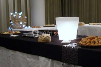 Miniature Location salle Hem (Nord) - L'Auberge du Tilleul #8 Table de buffet avec plats chauds et froids, dans une salle lumineuse avec colonnes et invités debout en arrière-plan.