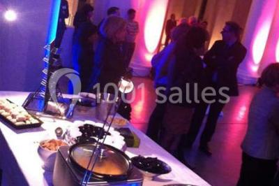 Miniature Location salle Hem (Nord) - L'Auberge du Tilleul #14 Table de buffet avec plats chauds et froids, dans une salle lumineuse avec colonnes et invités debout en arrière-plan.