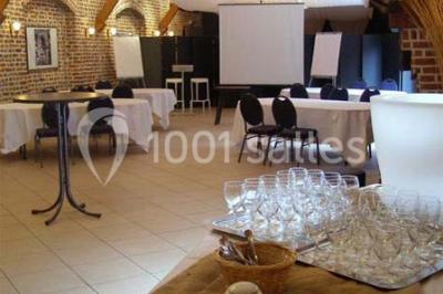 Miniature Location salle Hem (Nord) - L'Auberge du Tilleul #4 Table de buffet avec plats chauds et froids, dans une salle lumineuse avec colonnes et invités debout en arrière-plan.