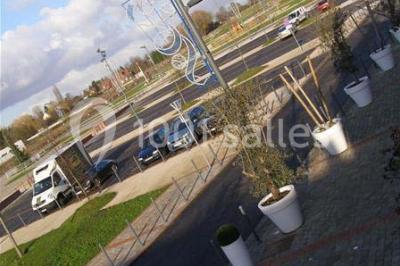Miniature Location salle Hem (Nord) - L'Auberge du Tilleul #9 Table de buffet avec plats chauds et froids, dans une salle lumineuse avec colonnes et invités debout en arrière-plan.
