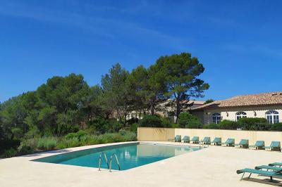 Table dressée en extérieur avec vue sur un paysage verdoyant, des collines et un terrain de golf au loin.