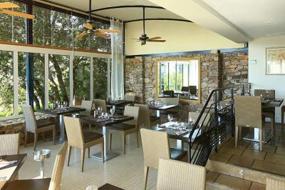 Table dressée en extérieur avec vue sur un paysage verdoyant, des collines et un terrain de golf au loin.