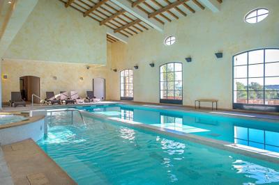 Table dressée en extérieur avec vue sur un paysage verdoyant, des collines et un terrain de golf au loin.