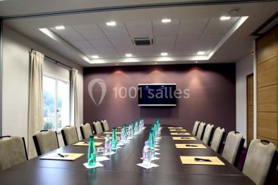 Table dressée en extérieur avec vue sur un paysage verdoyant, des collines et un terrain de golf au loin.