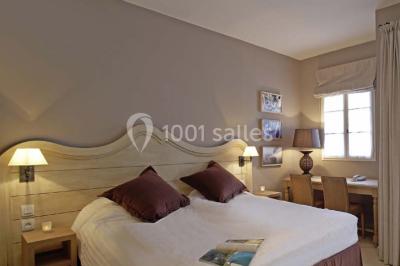 Table dressée en extérieur avec vue sur un paysage verdoyant, des collines et un terrain de golf au loin.