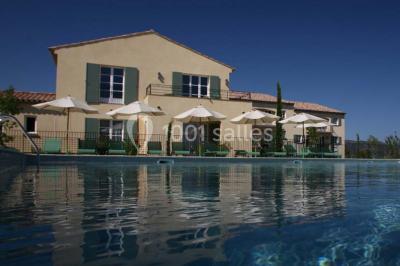 Table dressée en extérieur avec vue sur un paysage verdoyant, des collines et un terrain de golf au loin.