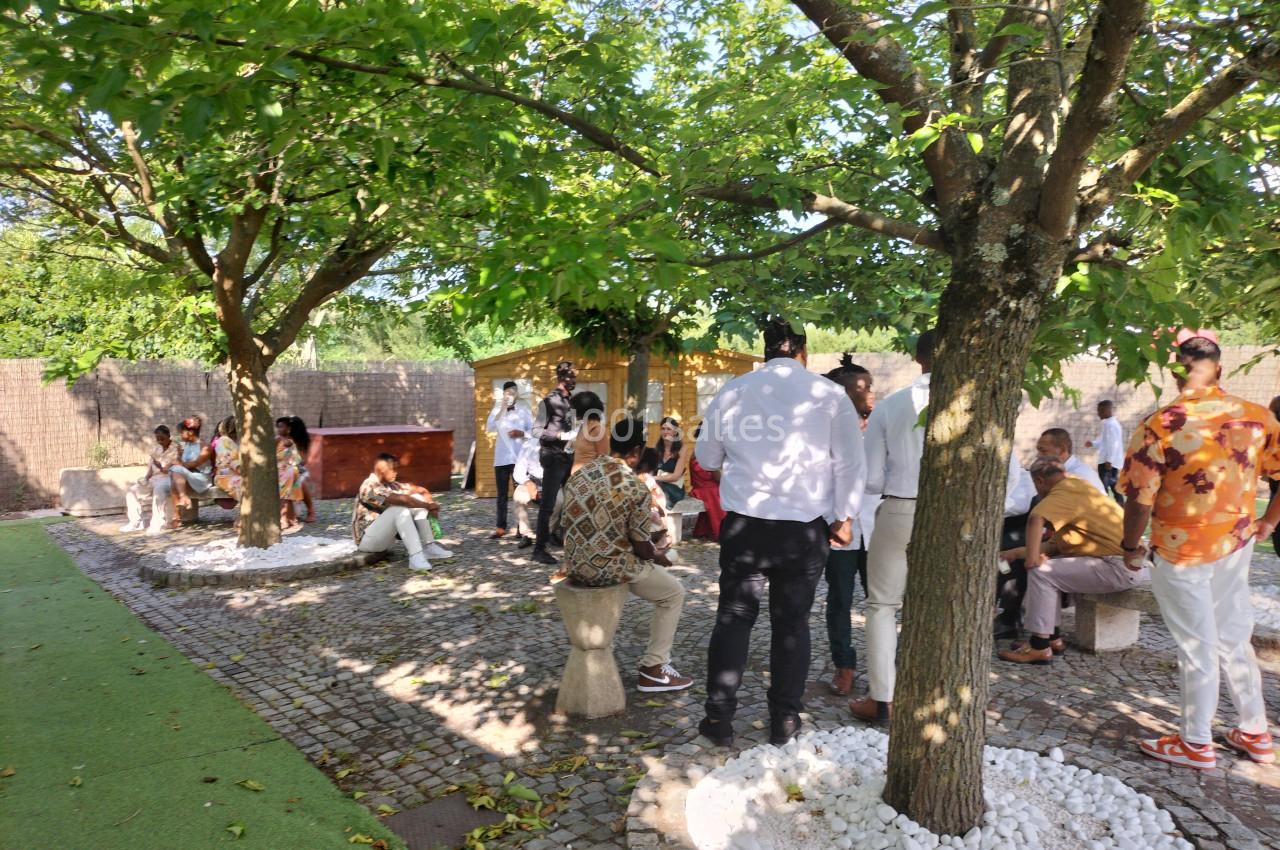 Une grande terrasse arborée pour profiter du beau temps