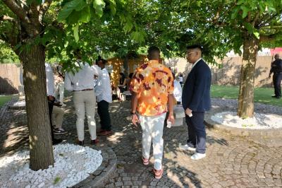 Miniature Du bon temps à l'ombre des arbres configuration conference