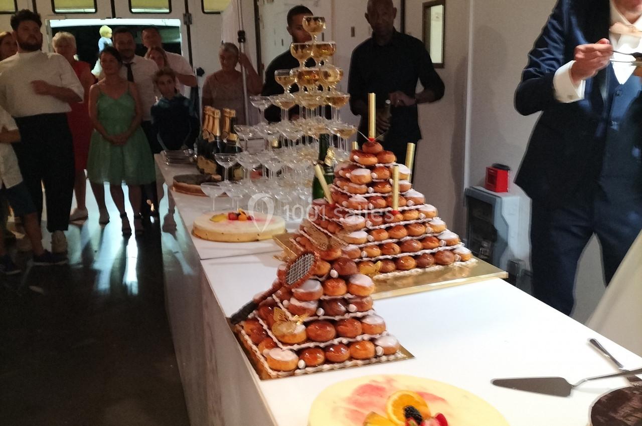 Notre service traiteur offre un dessert toue en pyramide