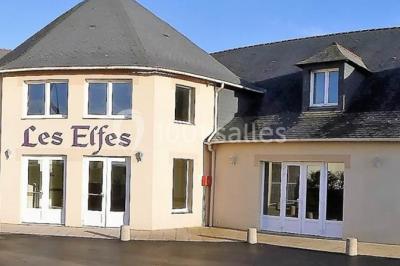 Façade d'un bâtiment beige avec des fenêtres et une entrée, portant l'inscription ’Les Elfes’.