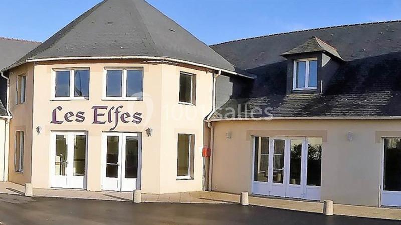 Façade d'un bâtiment beige avec des fenêtres et une entrée, portant l'inscription ’Les Elfes’.