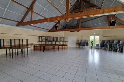 Façade d'un bâtiment beige avec des fenêtres et une entrée, portant l'inscription ’Les Elfes’.