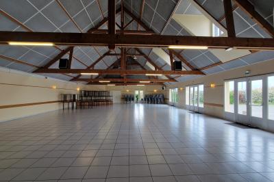 Façade d'un bâtiment beige avec des fenêtres et une entrée, portant l'inscription ’Les Elfes’.