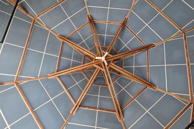 Façade d'un bâtiment beige avec des fenêtres et une entrée, portant l'inscription ’Les Elfes’.