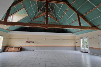 Façade d'un bâtiment beige avec des fenêtres et une entrée, portant l'inscription ’Les Elfes’.