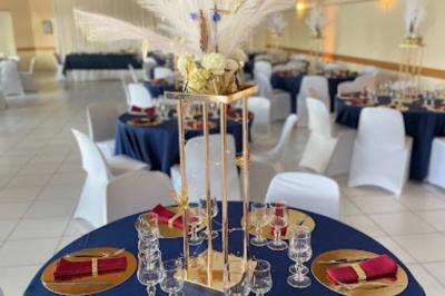 Façade d'un bâtiment beige avec des fenêtres et une entrée, portant l'inscription ’Les Elfes’.