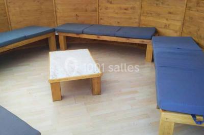 Chemin de gravier bordé de murets en pierre, menant à un paysage rural avec champs et arbres.