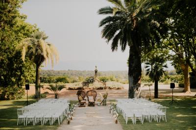 Un couple danse sous des guirlandes lumineuses devant un bâtiment éclairé en rouge, de nuit.