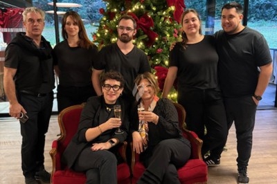 Gâteau à plusieurs étages décoré de fraises, myrtilles et roses rouges, avec des pailles en décoration.